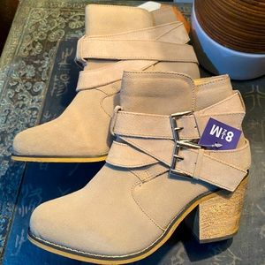 BNWT $199.00 Sterling River ankle boots.  Beautiful Beige color. Sz 8.5